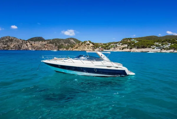 Beneteau Oceanis 34.1 navegando cerca de la costa de Málaga