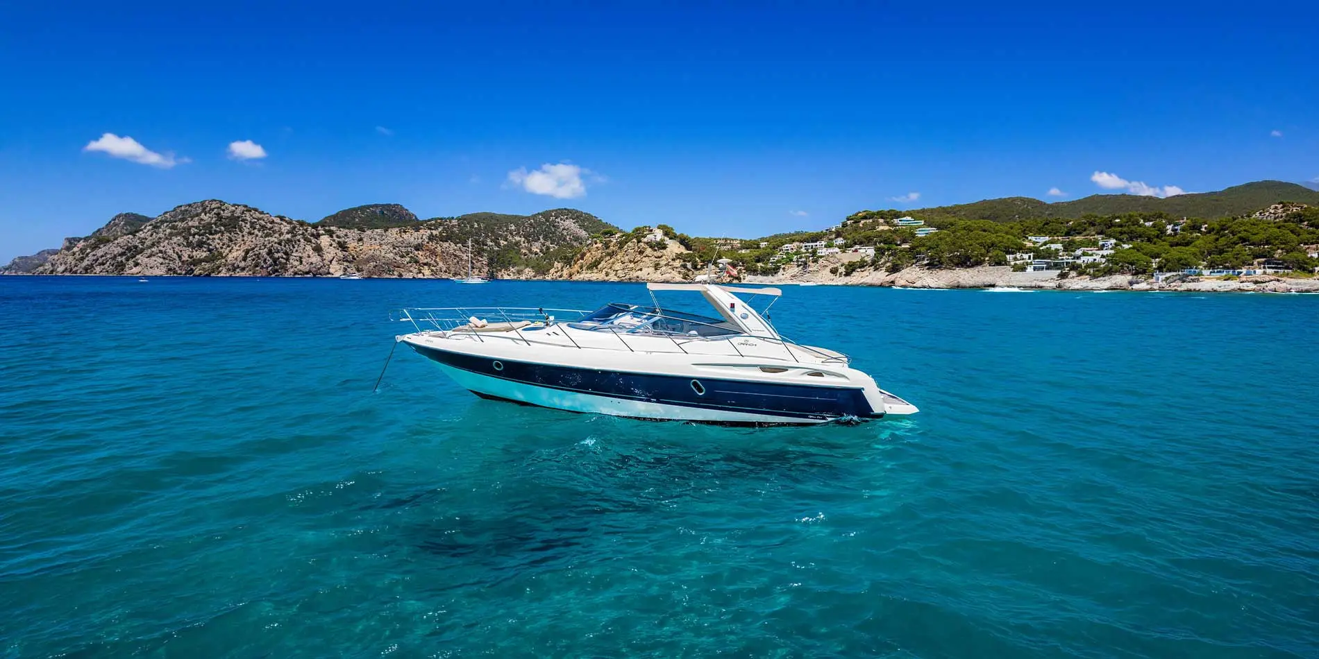 Beneteau Oceanis 34.1 navegando cerca de la costa de Málaga