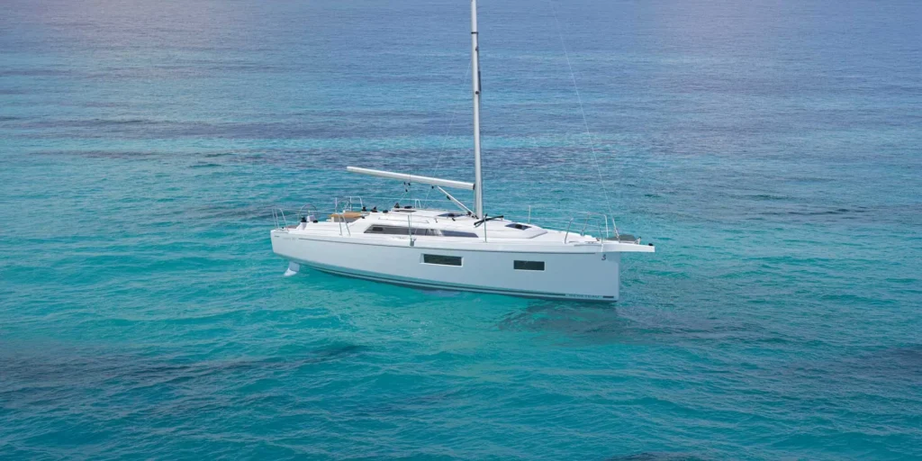 Beneteau Oceanis 34.1 fondeado en aguas de la Costa del Sol, vista aérea