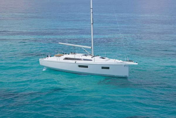 Beneteau Oceanis 34.1 fondeado en aguas de la Costa del Sol, vista aérea