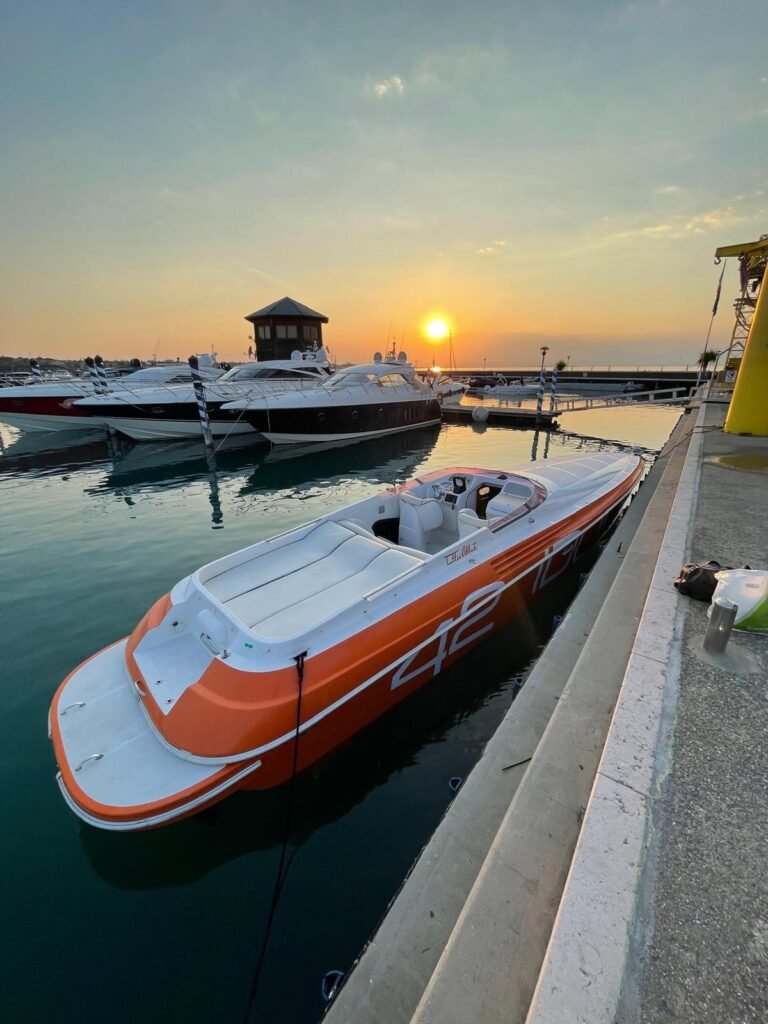 Tullio Abbate Mito 42 - Vista Exterior Lateral al Atardecer Tullio Abbate Mito 42 - Vista exterior lateral al atardecer en Fuengirola