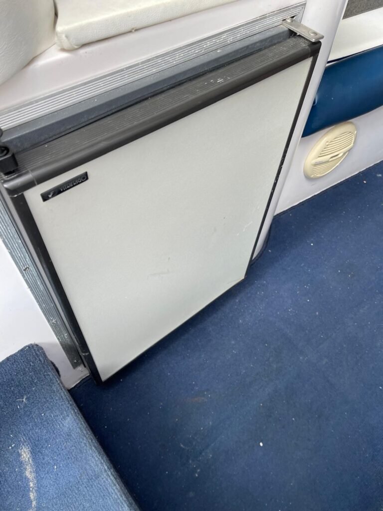 Tullio Abbate Mito 42 - Baño con Inodoro y Lavabo Tullio Abbate Mito 42 - Baño con inodoro y lavabo a bordo