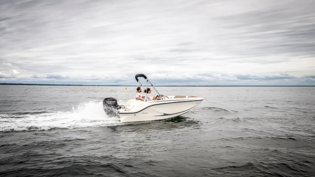 Quicksilver Activ 475 Axess navegando con bimini desplegado