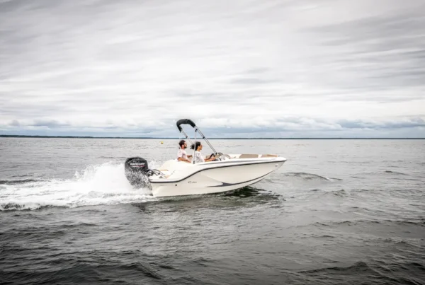 Quicksilver Activ 475 Axess navegando con bimini desplegado