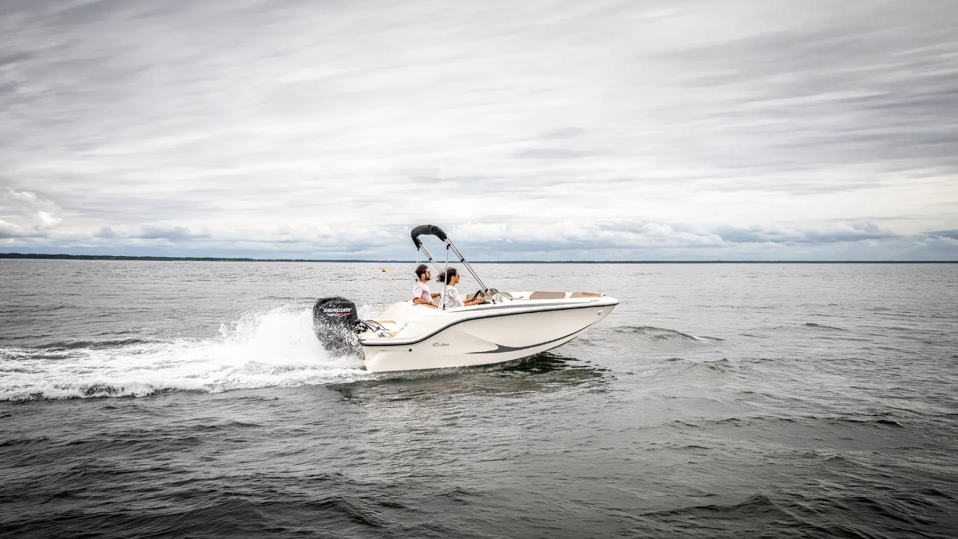 Quicksilver Activ 475 Axess navegando con bimini desplegado