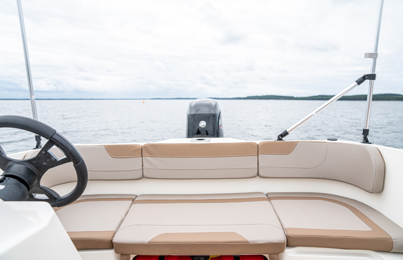 imgi_75_475ax_dsc02835_800x517_19 Cockpit del Quicksilver Activ 475 Axess con banco corrido y acceso a proa
