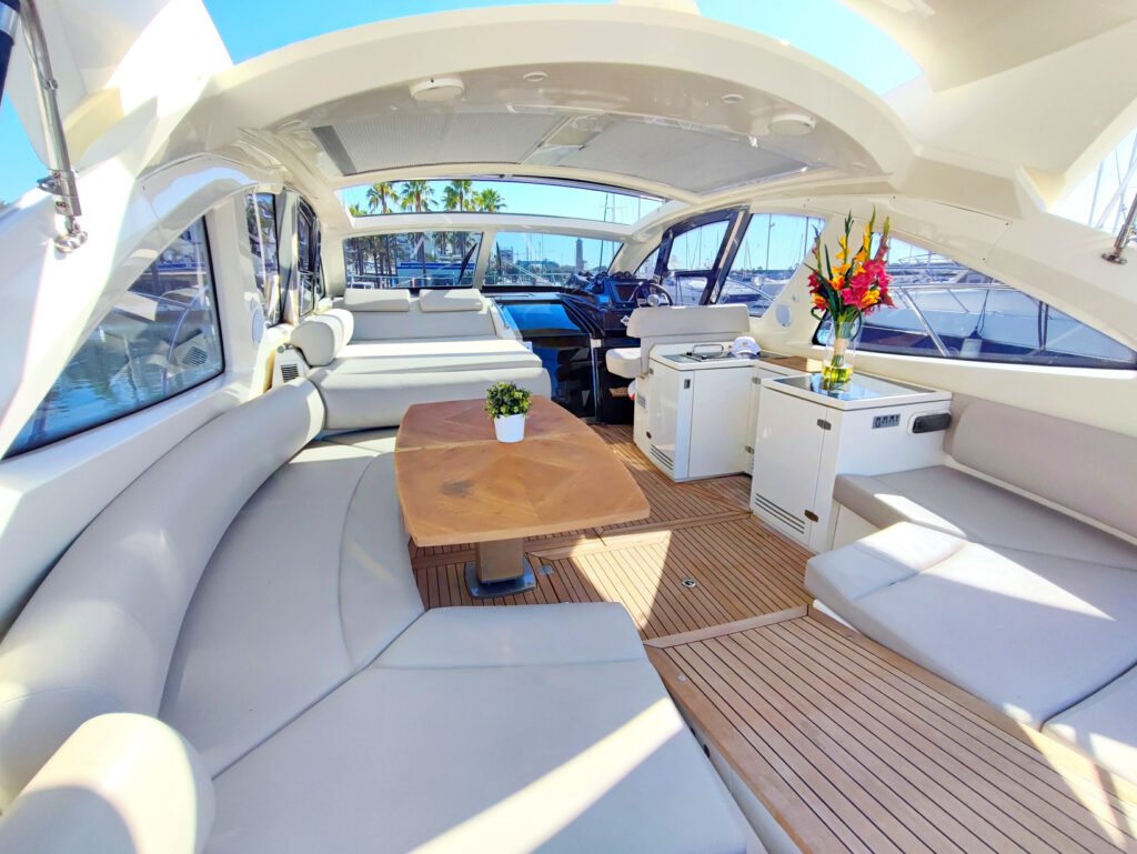 azimut-atlantis-50-2009-sotogrande-cockpit.jpg Salón interior del Azimut Atlantis 50 en venta