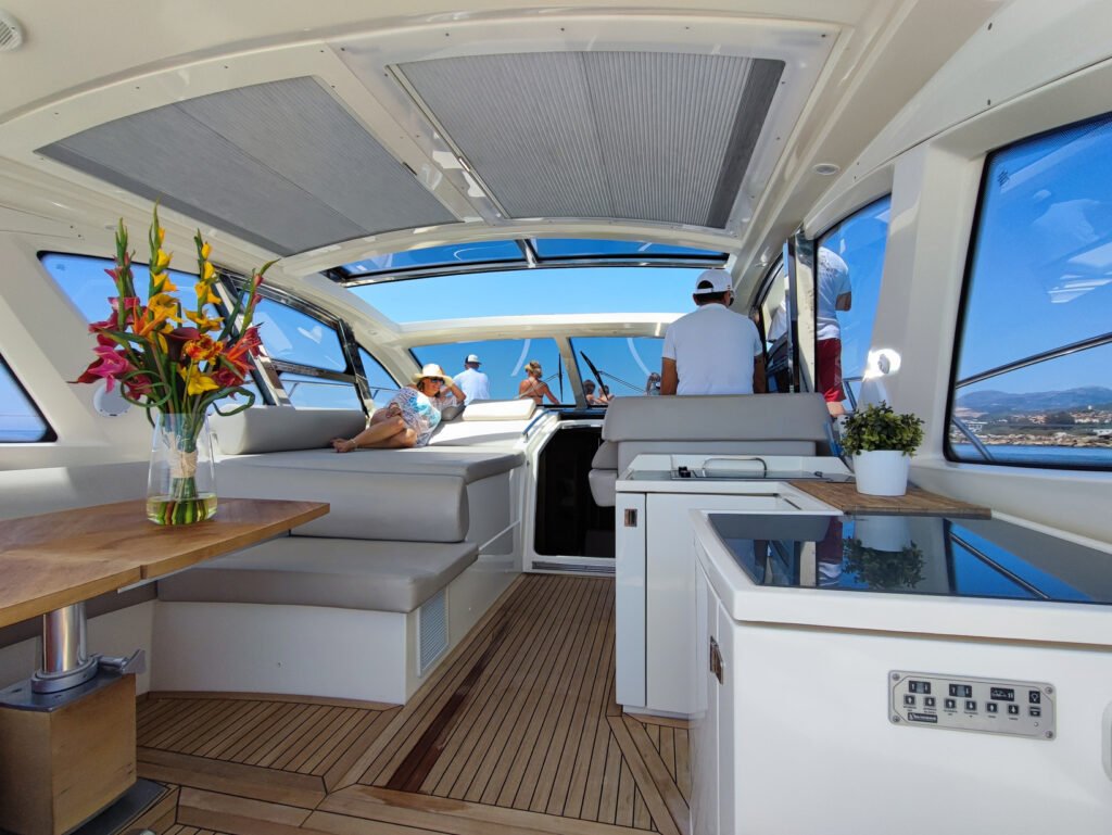 azimut-atlantis-50-2009-sotogrande-cubierta.jpg Interior del Azimut Atlantis 50 de 2009 en Venta