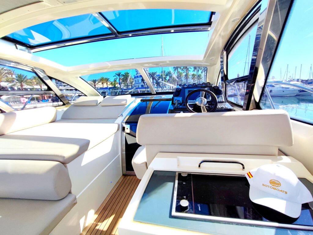 azimut-atlantis-50-2009-sotogrande-salon.jpg Salón interior del Azimut Atlantis 50 en venta