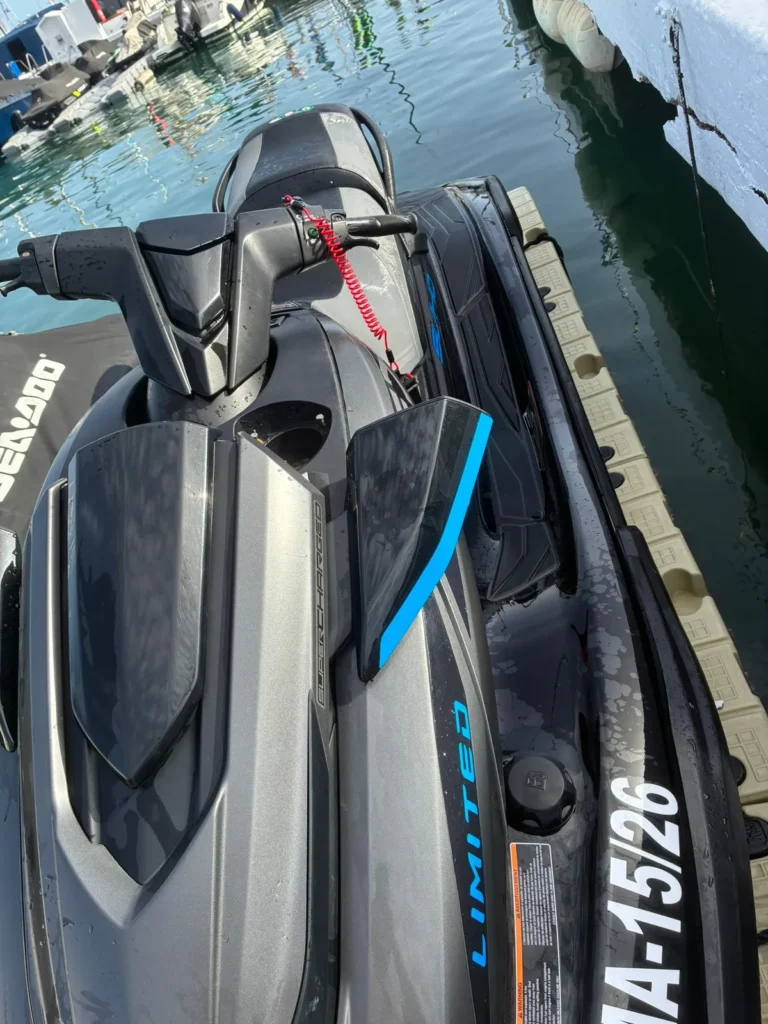 Yamaha FX SVHO 2020 — manillar y asiento Vista del manillar y el asiento de una Yamaha FX SVHO 2020 azul en Fuengirola.