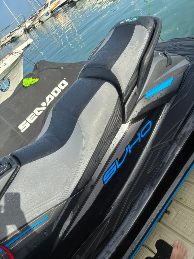 Yamaha FX SVHO 2020 — asiento Detalle del asiento y los gráficos laterales azules de la Yamaha FX SVHO 2020.
