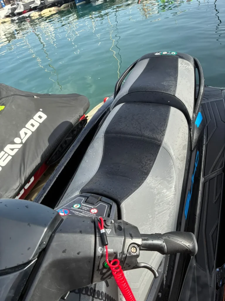 Yamaha FX SVHO 2020 — cubierta y puesto de conducción Cubierta y puesto de conducción de la Yamaha FX SVHO 2020 azul junto al puerto.