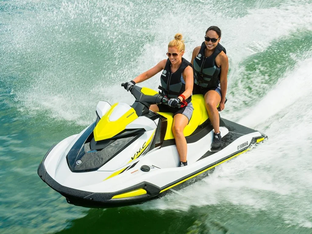 Yamaha VX-C 2021 - navegación con dos personas Moto de agua Yamaha VX-C 2021 navegando en el mar con dos personas